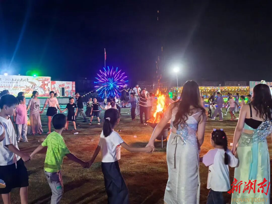 快乐“双节”请加“益”㉓︱超万人打卡！安化县马渡村灯光秀带活乡村经济