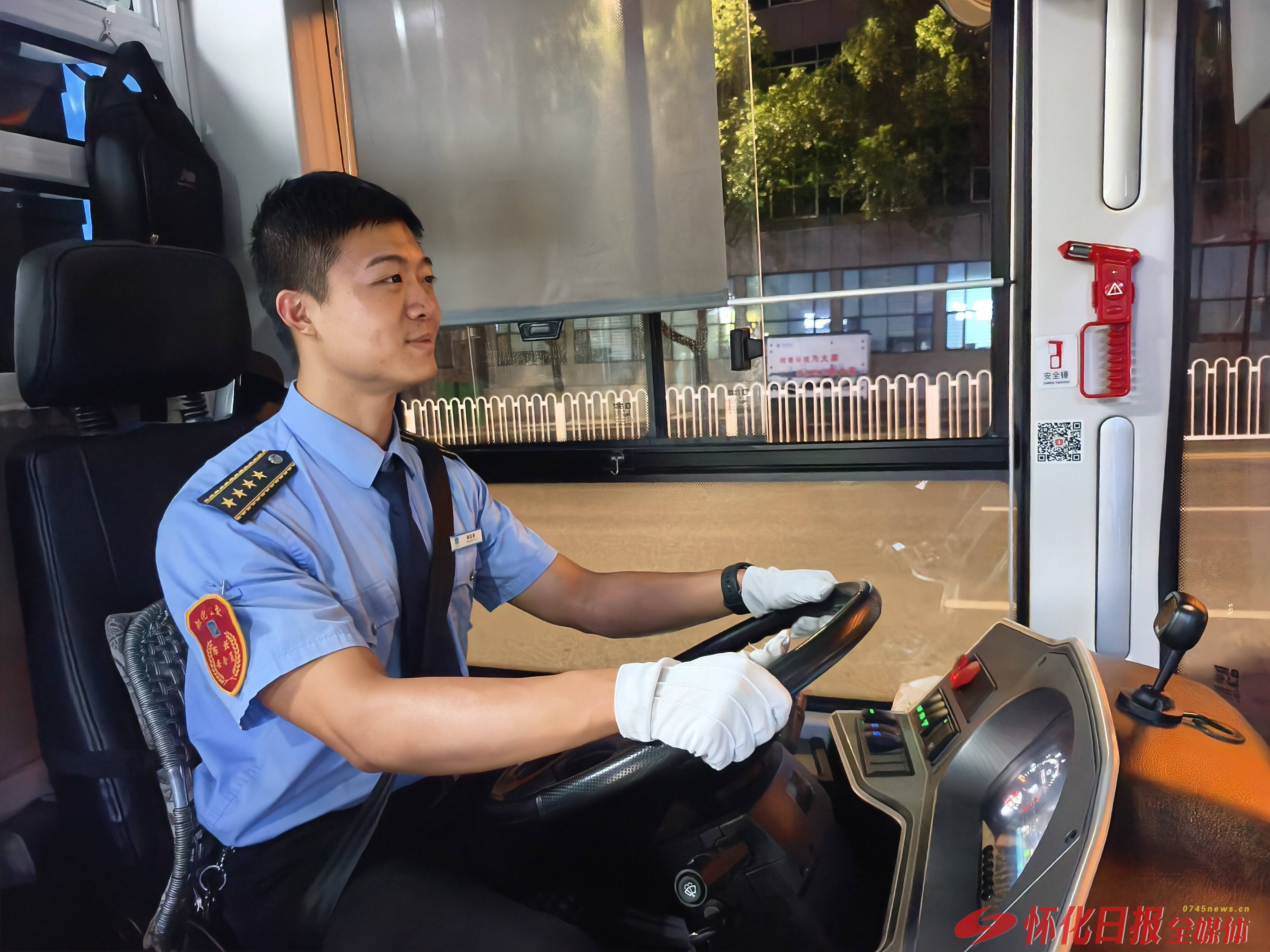 世界那么大 好想去怀化 ㊻丨护航夜归人——15路公交末班车司机杨忠睿的节日坚守