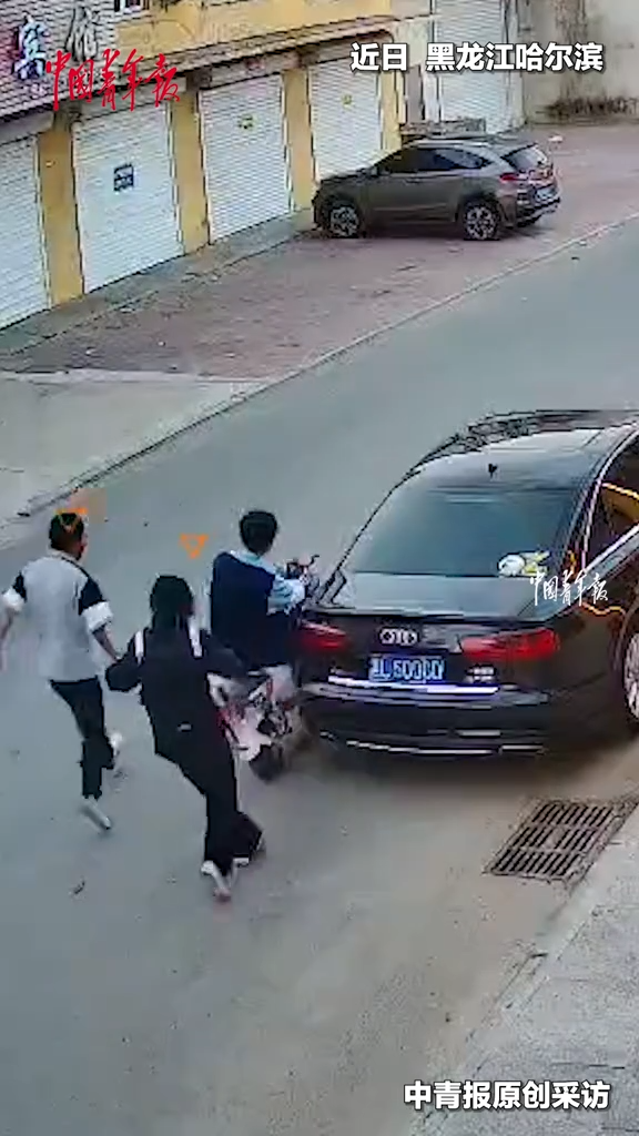 小孩不慎刮到路边停放的轿车 主动找到车主两次上门道歉