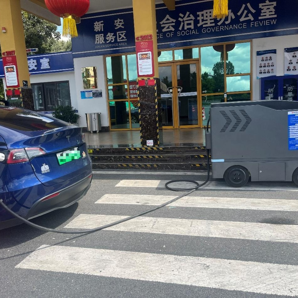 国庆高速充电大排长龙，电车出行“充电难”咋破?