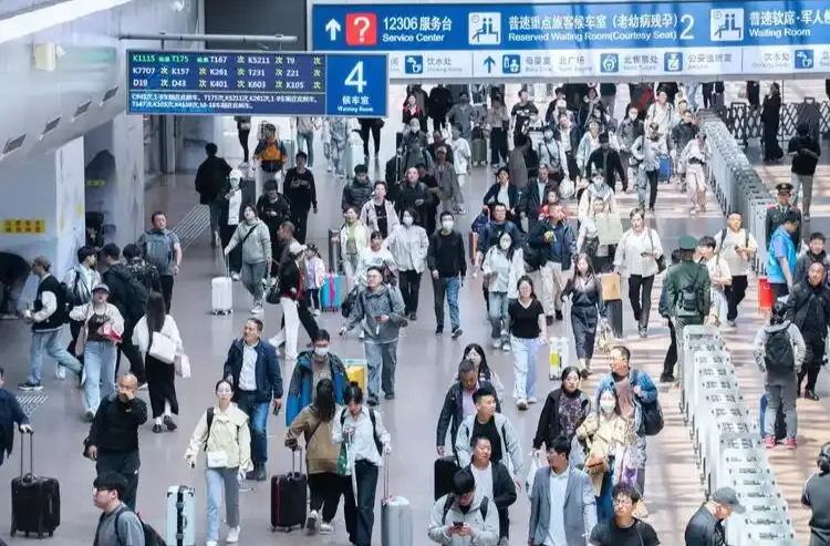 假期过半，跨区域人员流动量累计约12.5亿人次