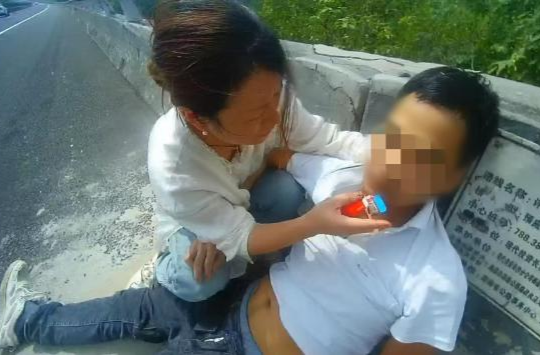 湘雅医院护师国庆高速救人，携手交警乘客守护生命