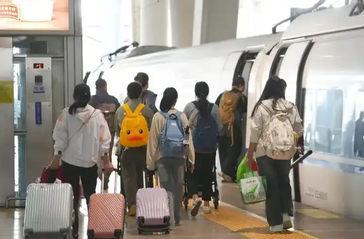国庆中秋假期 铁路运输已累计发送旅客超1亿人次
