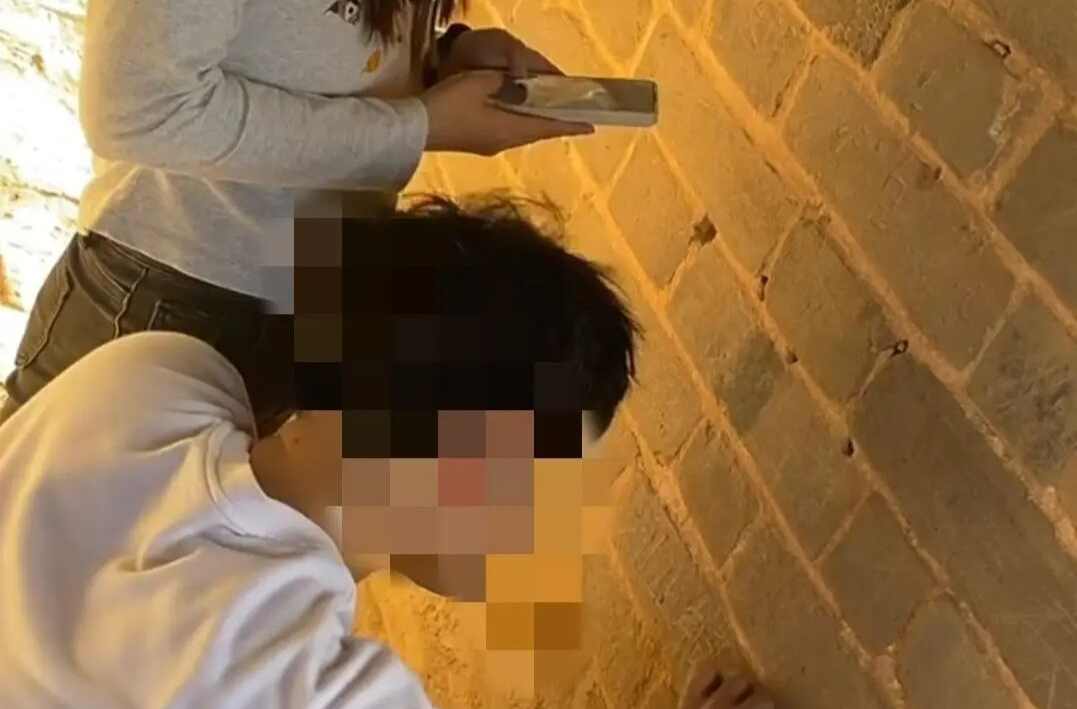 两游客不听劝阻在长城刻名字画心？北京警方通报：满某（男，26岁）、刘某某（女，21岁）已被拘留并处罚款