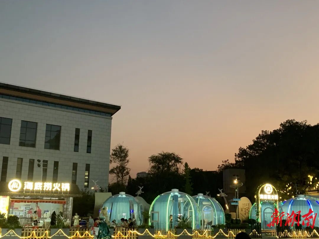 “双节”不忙 来趟衡阳｜夜访回雁峰旅游区美食文化广场，邂逅海底捞“泡泡屋”的浪漫之旅