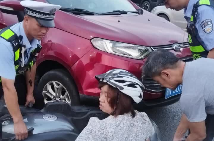 38秒！警民合力抬车救援，谢谢每位伸出援手的热心人｜26℃