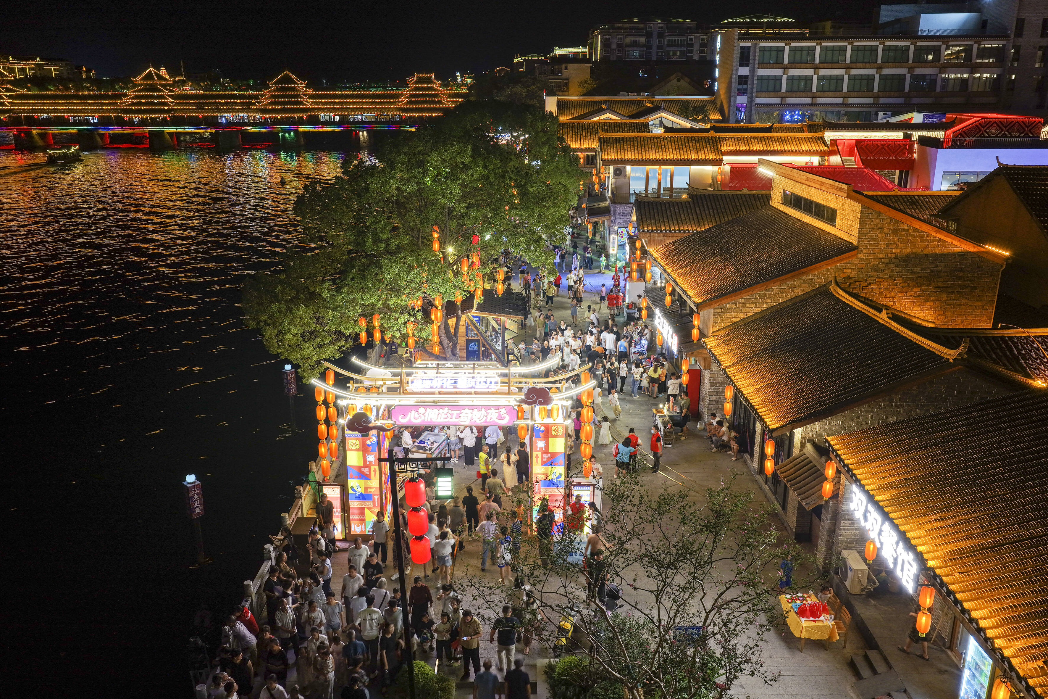 世界那么大 好想去怀化｜夜幕下的飞虎风情街灯火如昼