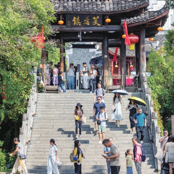永顺县芙蓉镇景区迎来大批游客@湖南日报头版