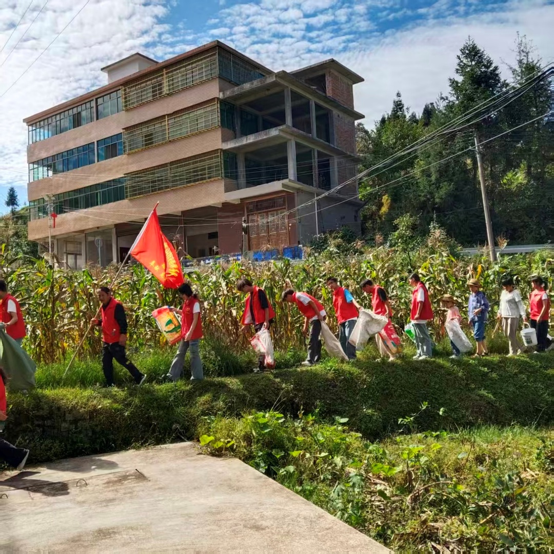 青春力量扮靓家园！隆回小沙江学子国庆假期书写别样担当