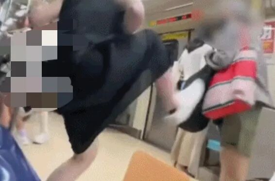 台北老太地铁逼人让座被踹飞，次日在超市闹事被捕，一查竟是通缉犯