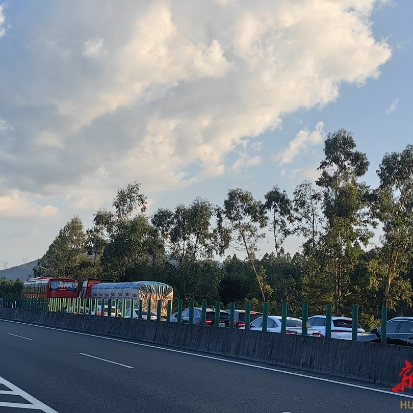实时路况：二广高速零陵停车区至阳明山隧道通行北往南区间车流量大增，通行缓慢