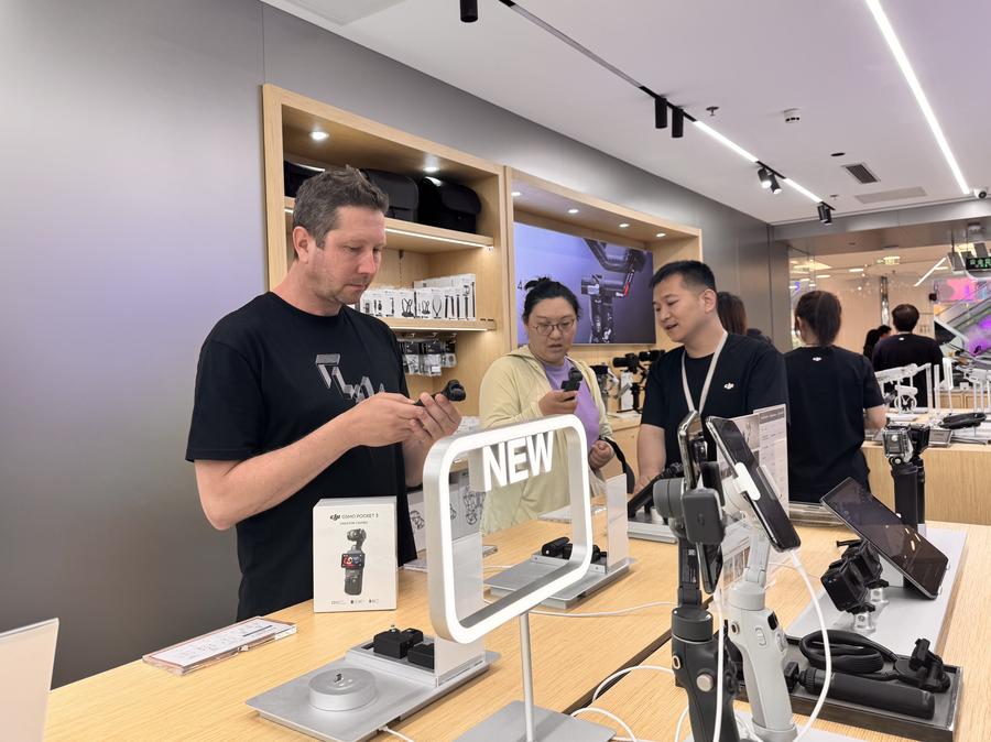 Foreign visitors snap up Chinese tech products
