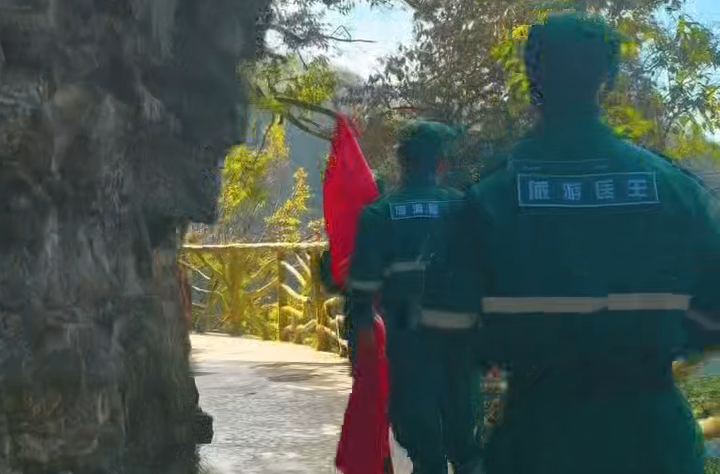 黄金周·看“界”里丨游客不小心被树枝刮破额头，“旅游医生”紧急救治