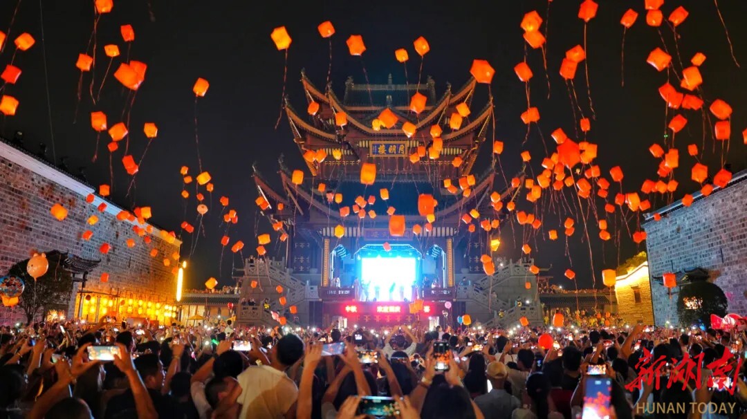 快乐“双节”请加“益”㉕︱千盏明灯照古巷，中秋夜的明清古巷美到失语！