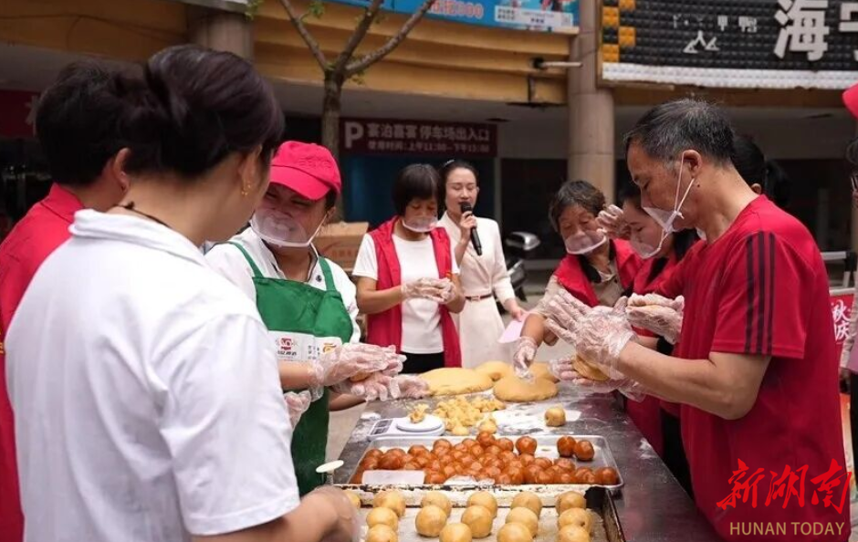 迎国庆·乐中秋|上梅街道崇阳岭社区：中秋飘香暖邻里