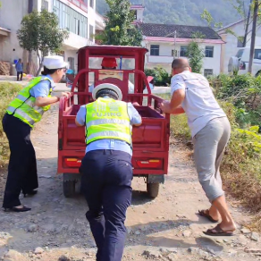三轮车上坡困难 警民携手助力