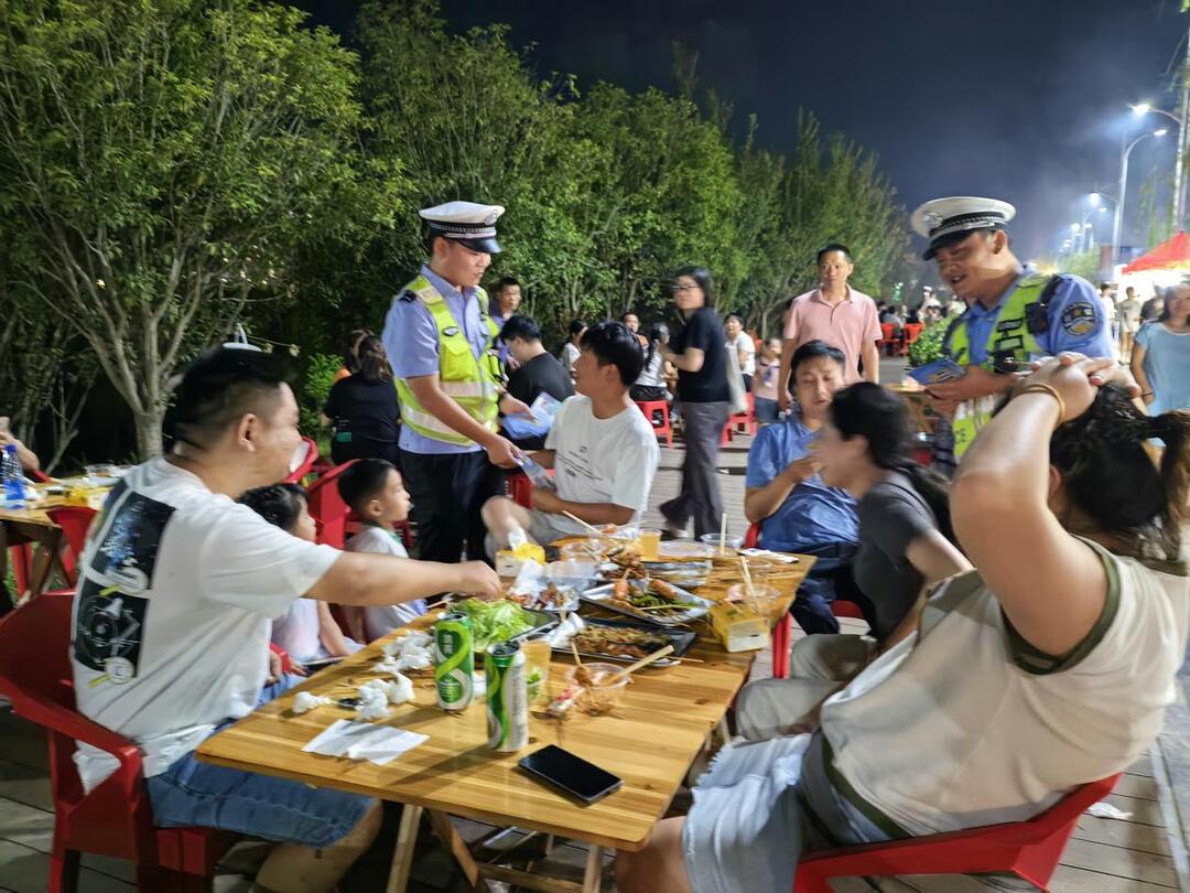 新宁：交警烟火夜市织就“平安网”