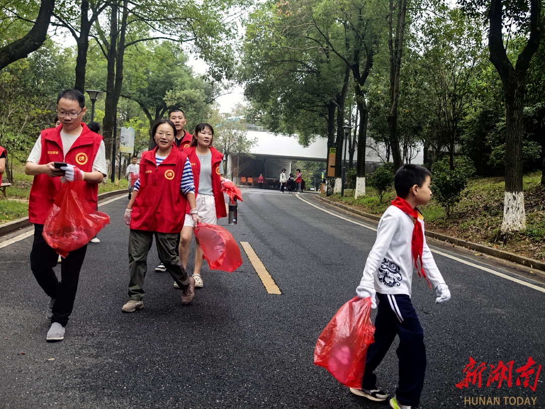 护航湘超!益阳志愿者积极开展环保志愿服务​