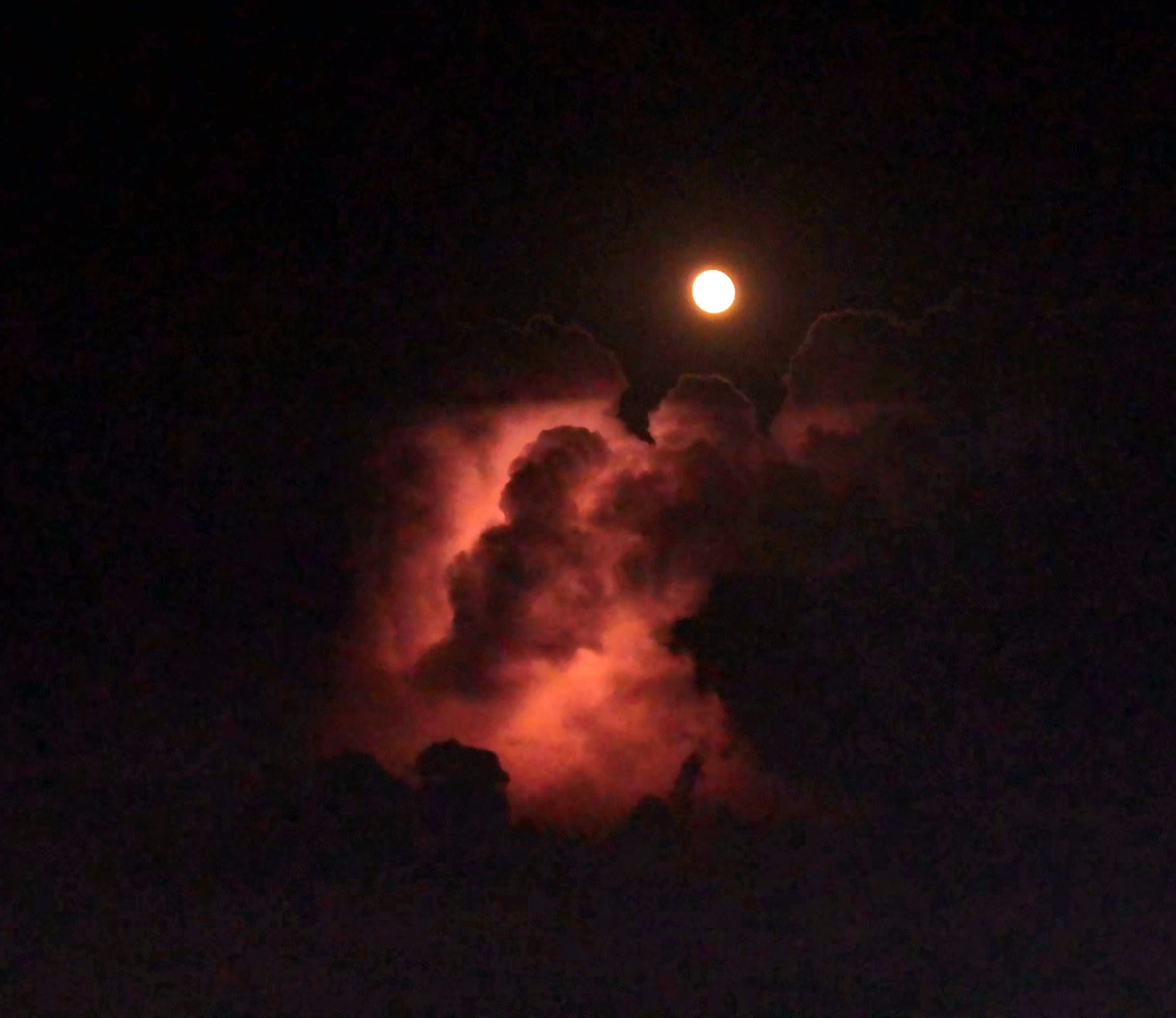 “闪电云”与圆月同现衡阳夜空