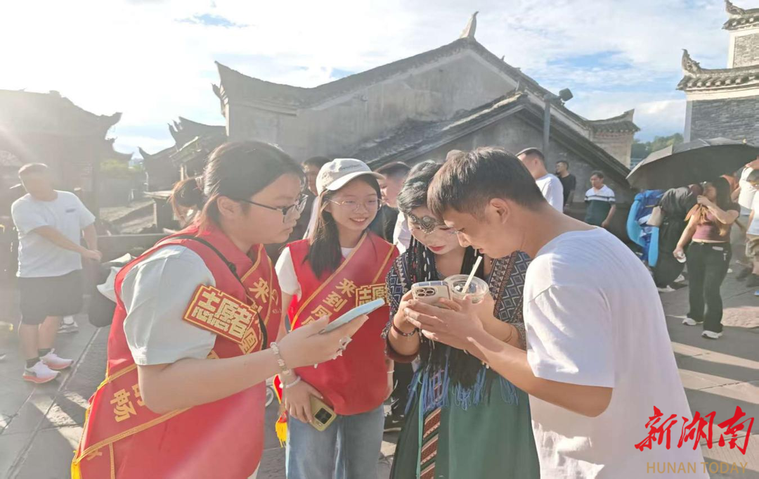 “志愿红”映亮凤凰古城——国庆中秋假期凤凰县志愿者服务游客超9万人次