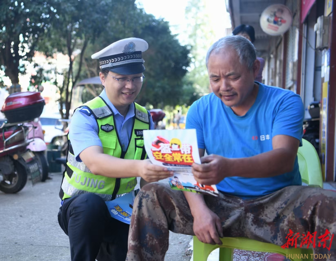 迎国庆·乐中秋|娄底交警在辖区开展交通安全宣传活动