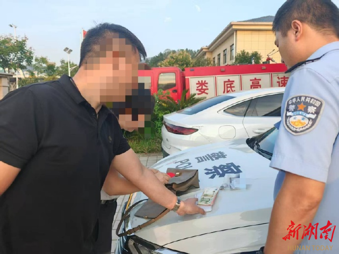 迎国庆·乐中秋|暖心！驾乘人员遗落挎包，民警火速寻回