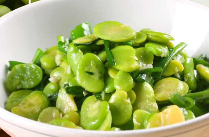 蚕豆焖韭菜，开心又开胃