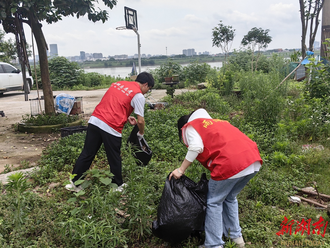 河小青志愿净滩护碧水 雨湖区以青春力量筑牢河长制根基