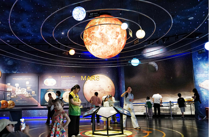 People Visit Hunan Museum of Geology During Holiday