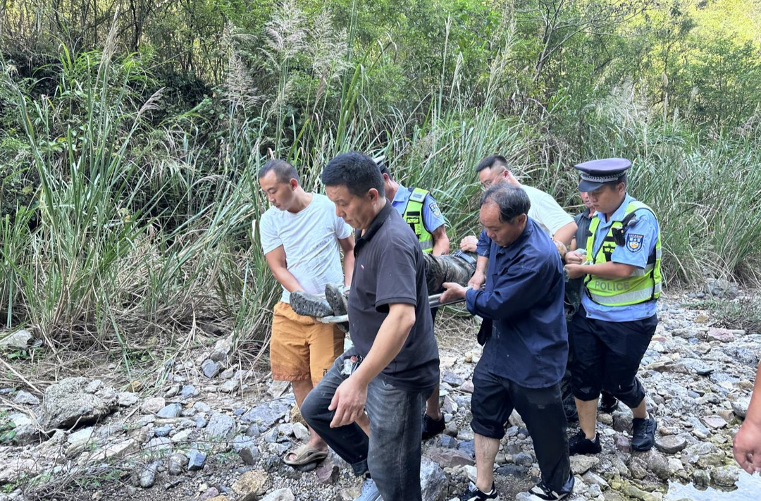采药坠谷陷险境 凤凰公安护平安