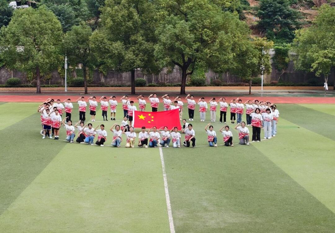 邵阳市第三中学开展“我和国旗合个影”主题活动