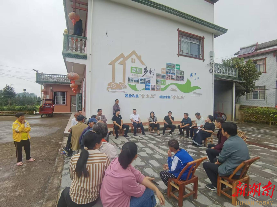 张家界市工信局党组深入金杜村召开专题会议