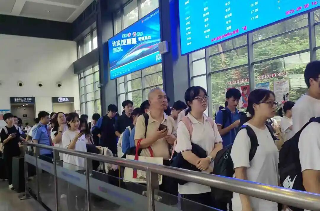 长株潭城际铁路“双节”客流创新高 发送旅客84.76万人次