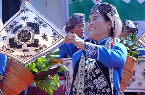 Villagers Stage Art Performance to Showcase New Look