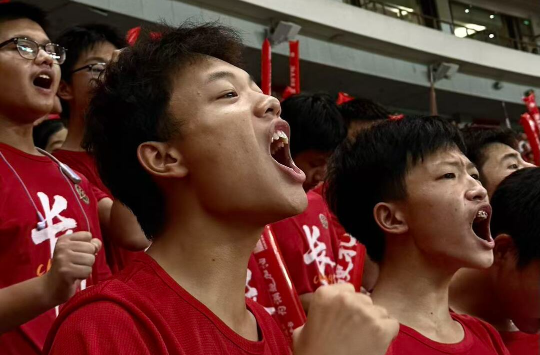 贺龙体校师生燃情助威湘超联赛
