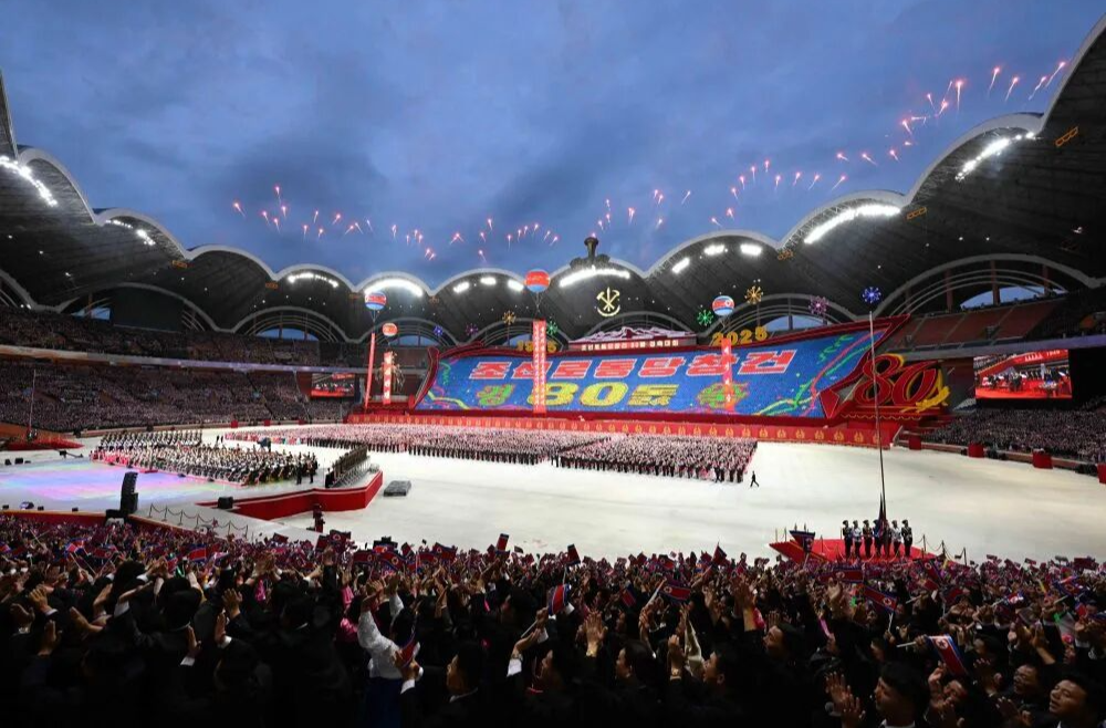 朝鲜举行盛大阅兵式，现场视频→