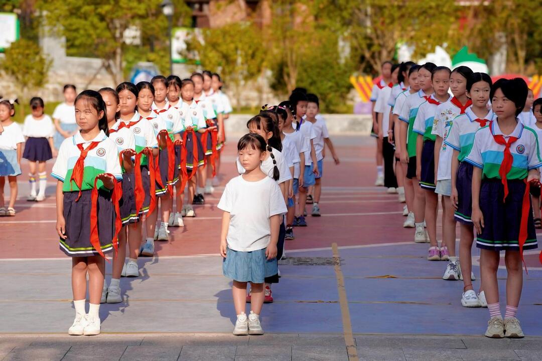 永州市零陵区杨梓塘小学举行少先队入队仪式
