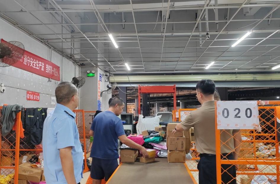 “护航湘超” 城南路街道开展贺龙体育场周边安全专项检查