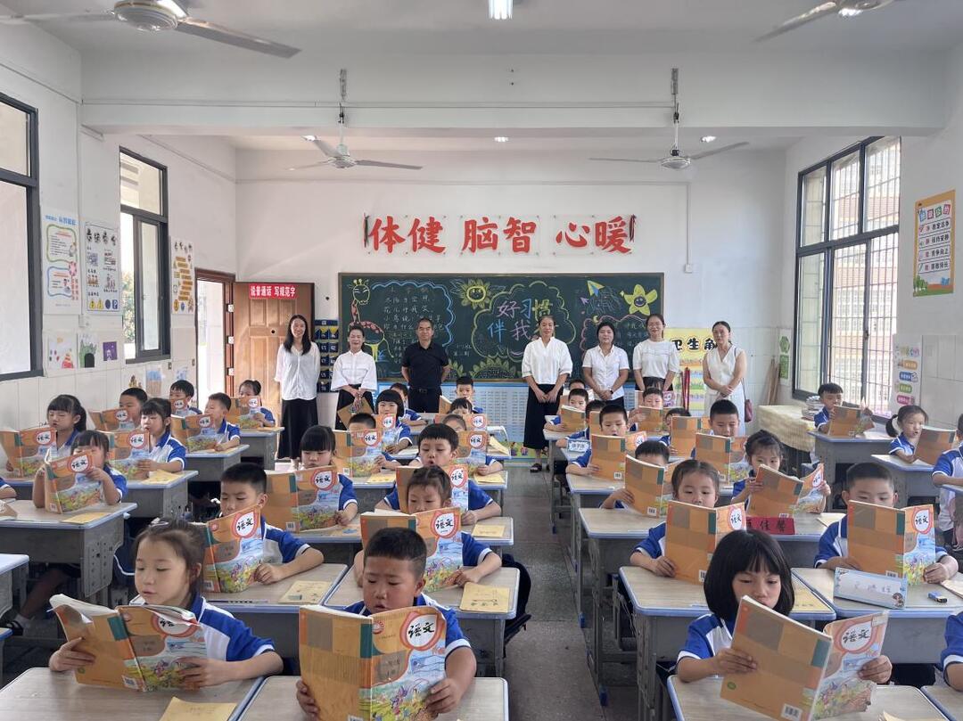 娄底五小：萌娃展风采，习惯促成长