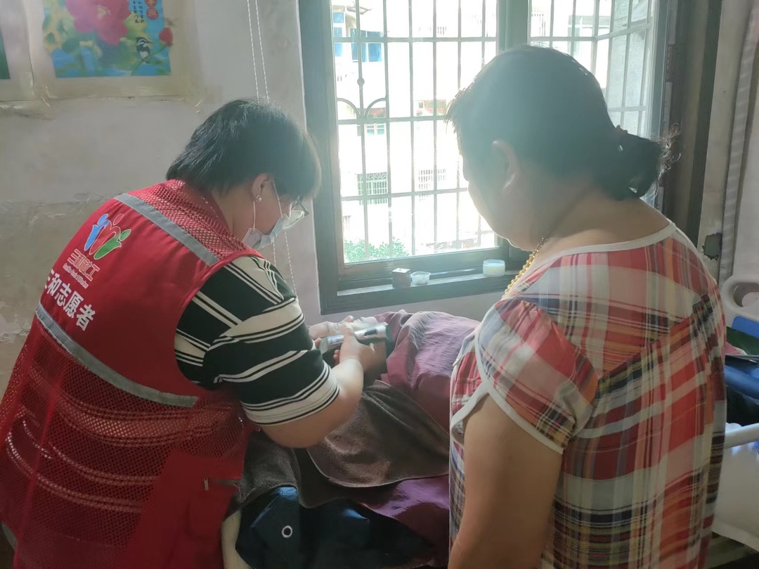 爱心接力护银龄：捞刀河街道社工站破解七旬老人照护难