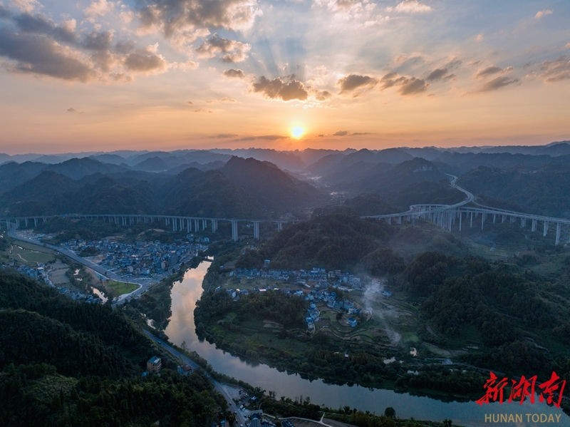 秋染峒河 景美如画
