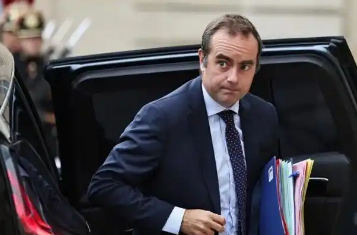 法国总统马克龙再次任命勒科尔尼为总理