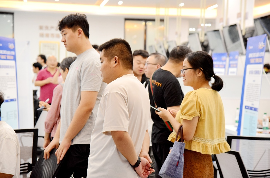 近2000岗“职”等你来！湖南湘江新区“乐业湘江”招聘会揽才忙