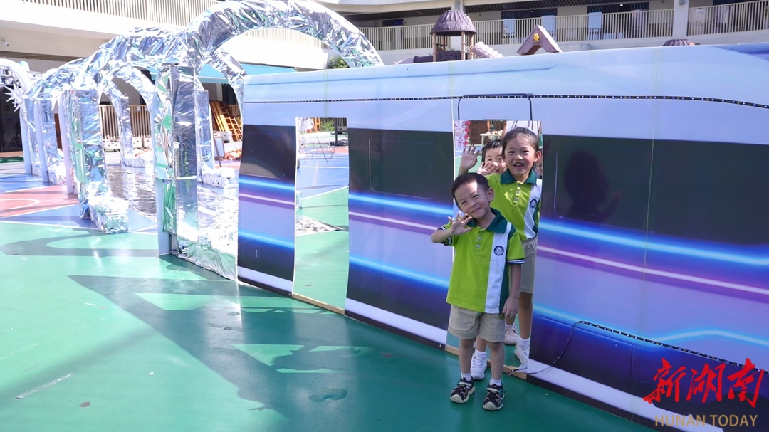 鹤城区第二幼儿园：萌娃在“时空穿越”中感受“中国智造”