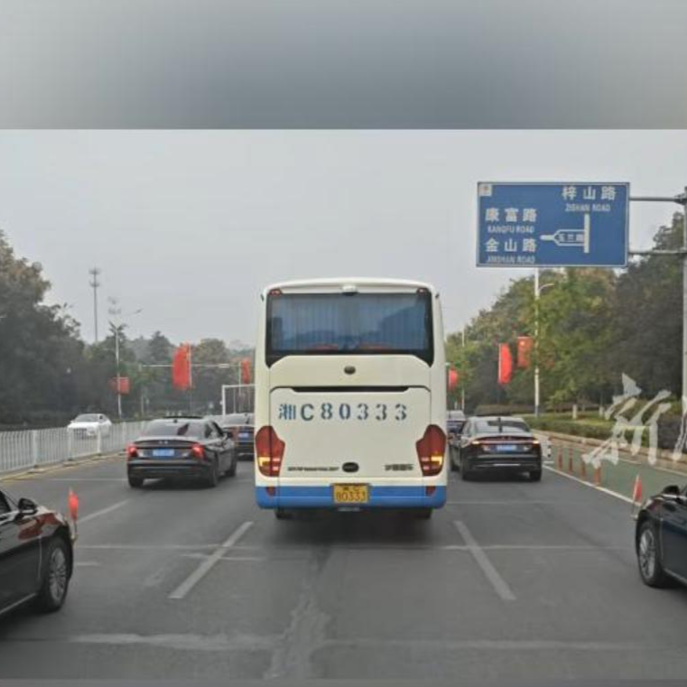 红旗车队相迎，警车开路护航！益阳最高礼遇迎接湘潭球迷