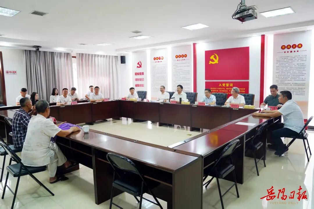 李挚到市信访局接待来访群众