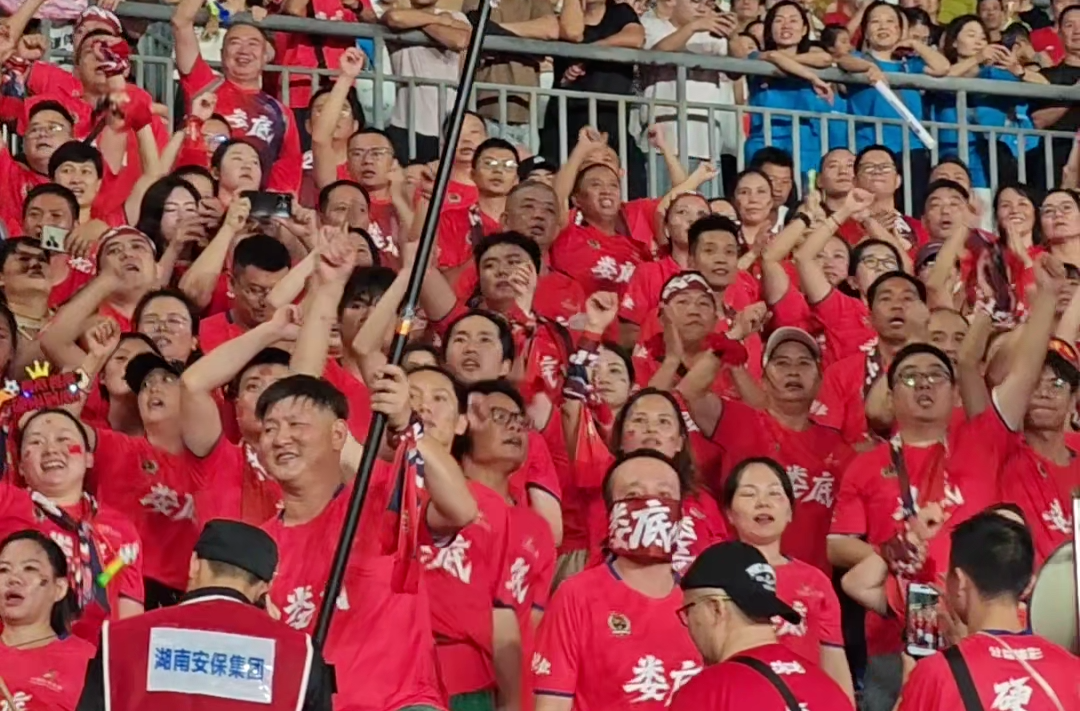 疯狂的“湘超”|“湘超”主场沸腾！娄底球迷化作红色海洋
