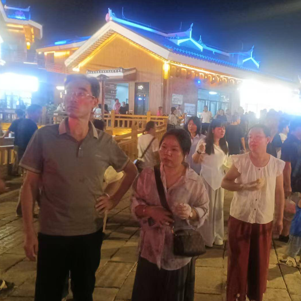 国庆假期过后，怀化榆树湾·青春广场夜经济热度不减