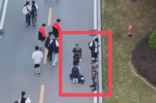 最新！重庆通报“学生下跪”事件