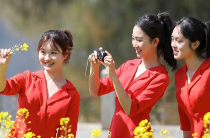 联播+｜弦歌三十载 巾帼谱华章